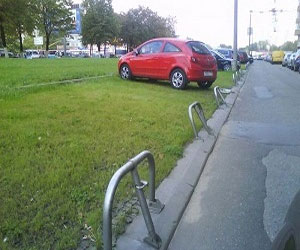 Парковка авто на газоне в Петербурге будет наказана